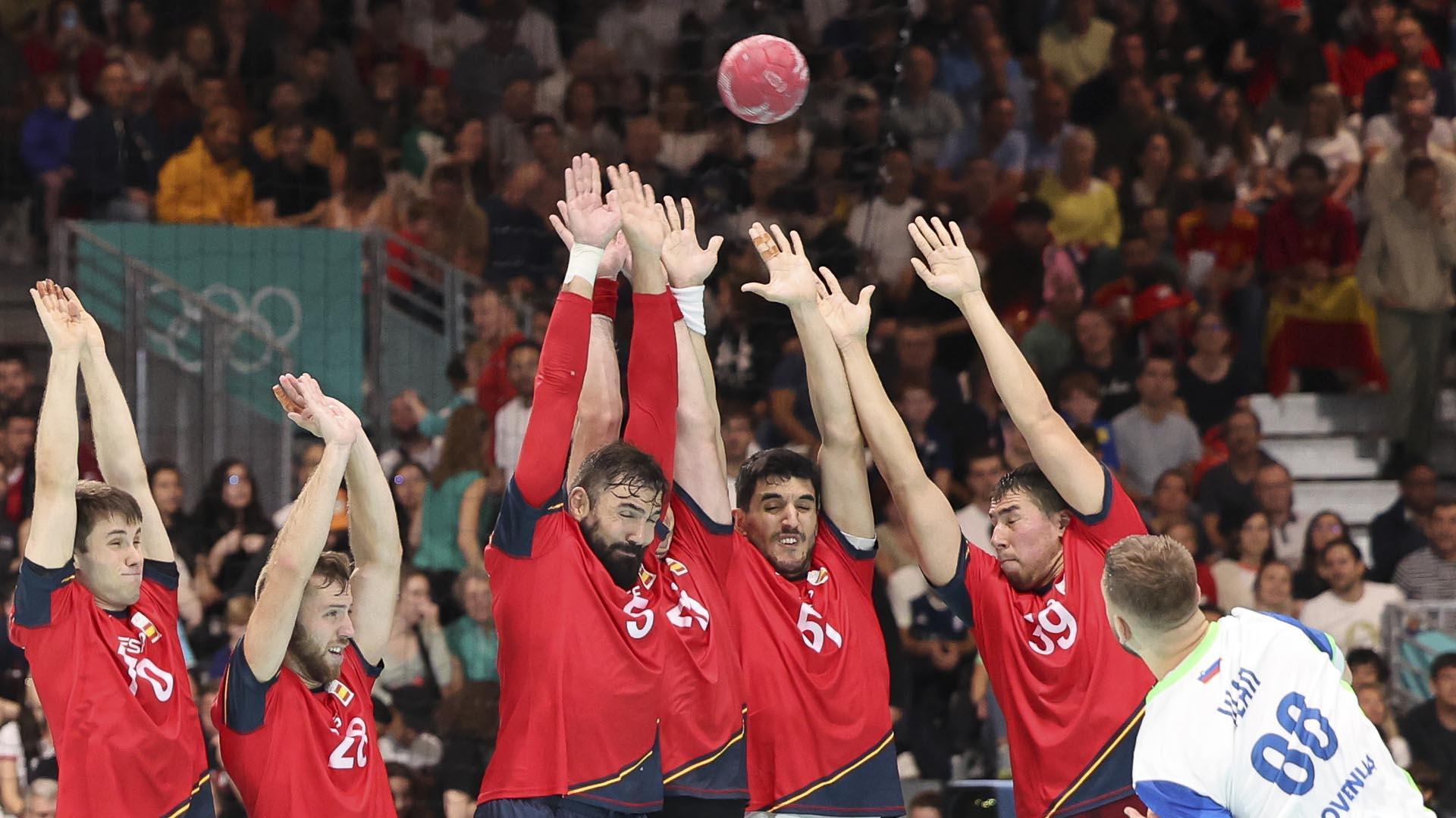 Los jugadores de la selección española tratan de bloquear el tiro del esloveno Vlah