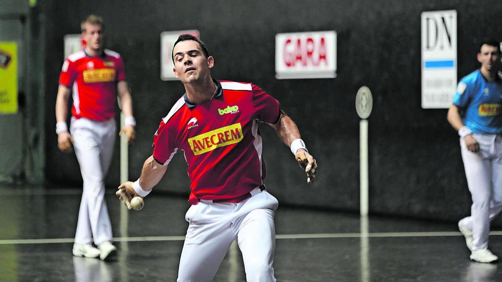 Erik Jaka se dispone a dar un derechazo en el frontón Bizkaia en un duelo anterior.