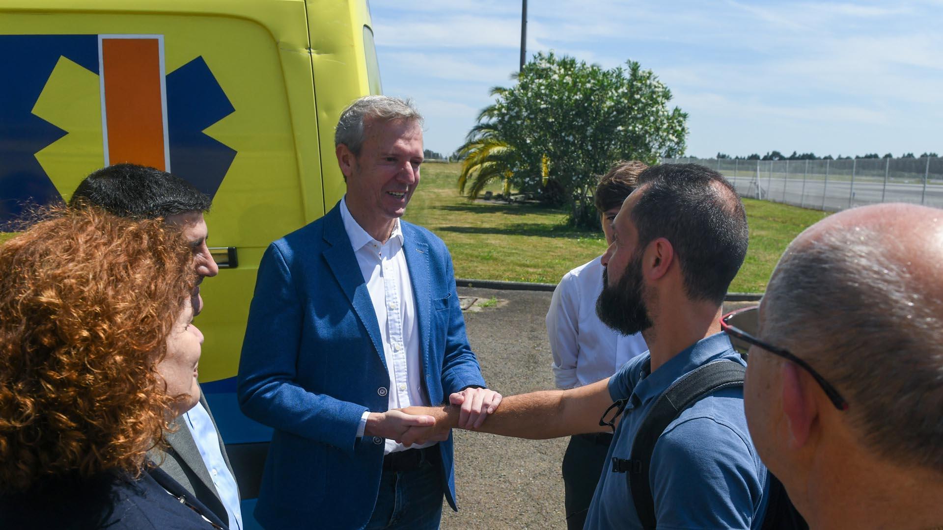 El presidente de la Xunta, Alfonso Rueda, recibe a los supervivientes del 'Argos Georgia' tras aterrizar en el aeródromo militar de Santiago de Compostela