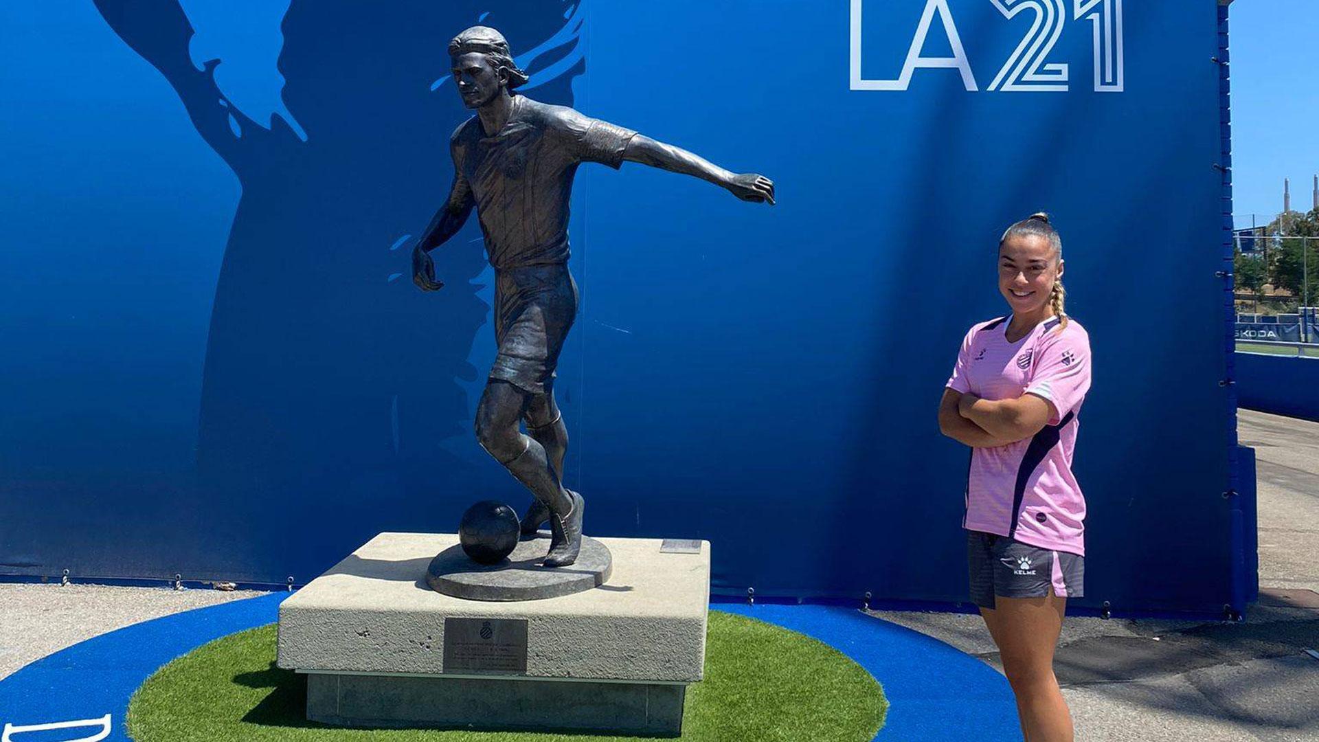 Iara Lacosta posa en la Ciudad Deportiva Dani Jarque, donde acude a entrenar con el Espanyol