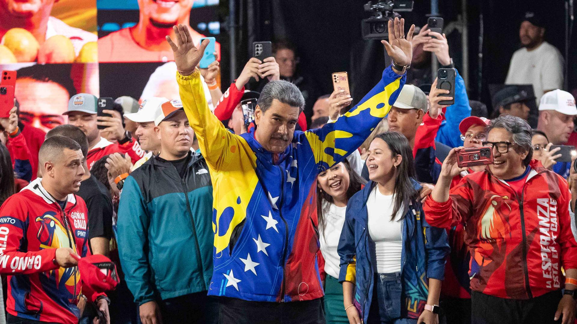 El presidente de Venezuela, Nicolás Maduro (d), celebra tras conocer los resultados de las elecciones presidenciales