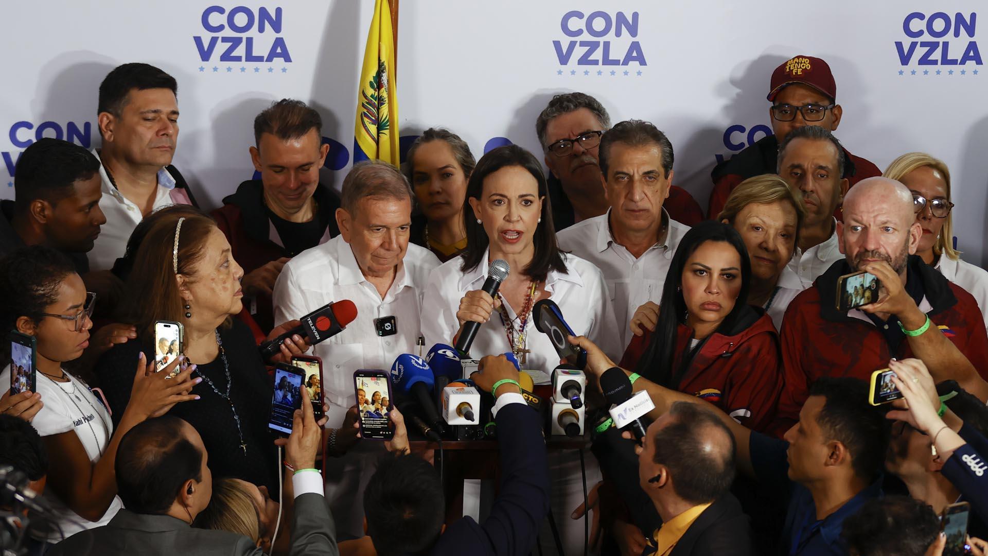 El candidato a la presidencia de Venezuela, Edmudo González Urrutia (c-i), y la líder opositora venezolana, María Corina Machado (c-d), dan declaraciones tras conocer los resultados de las elecciones presidenciales este lunes, en Caracas