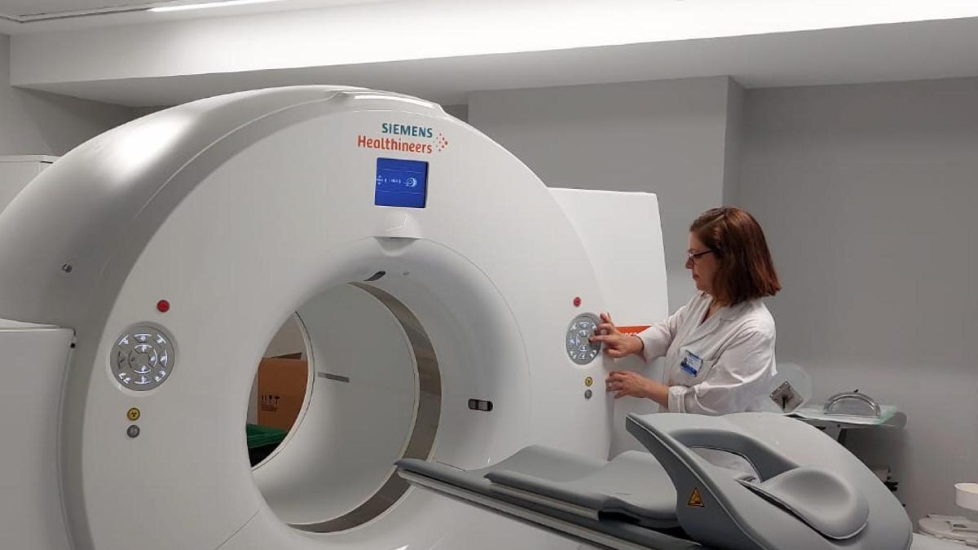 María Nieves Cabrera, jefa de la Unidad de Teragnosis del hospital San Carlos de Madrid, junto a un tomógrafo PET-TAC