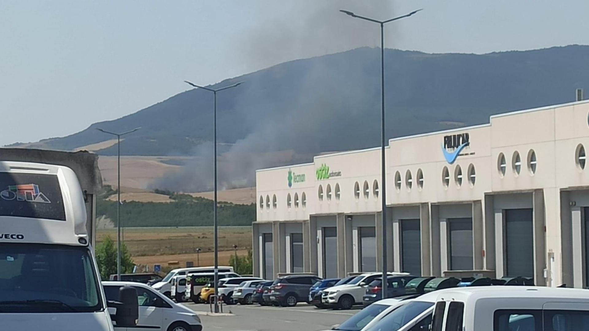 Imagen del incendio declarado en Arlegui tomada desde el polígono industrial Noáin-Esquíroz