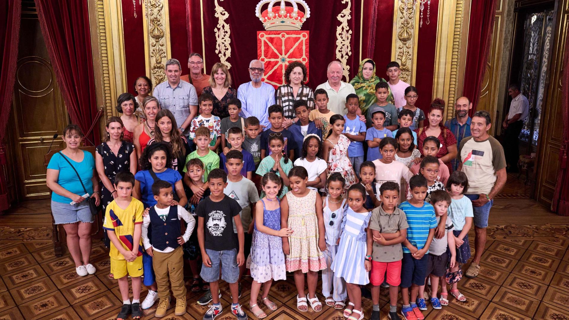 La consejera Maeztu ha recibido a los niños y niñas saharauis junto con sus familias de acogida en un acto celebrado en el Salón del Trono