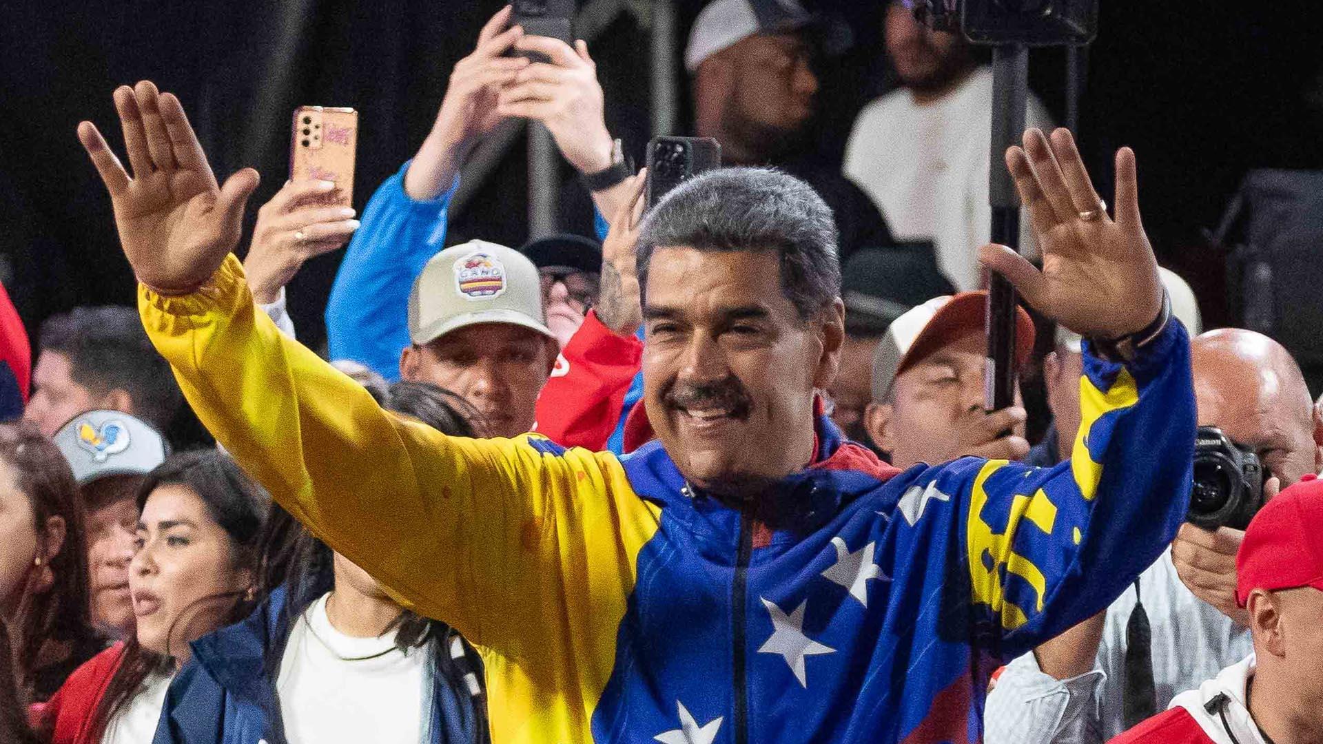 El Consejo Nacional Electoral (CNE), controlado por los chavistas, anunció la reelección del líder bolivariano para un tercer mandato consecutivo -hasta 2031- nada más atravesar la medianoche de la jornada de votación