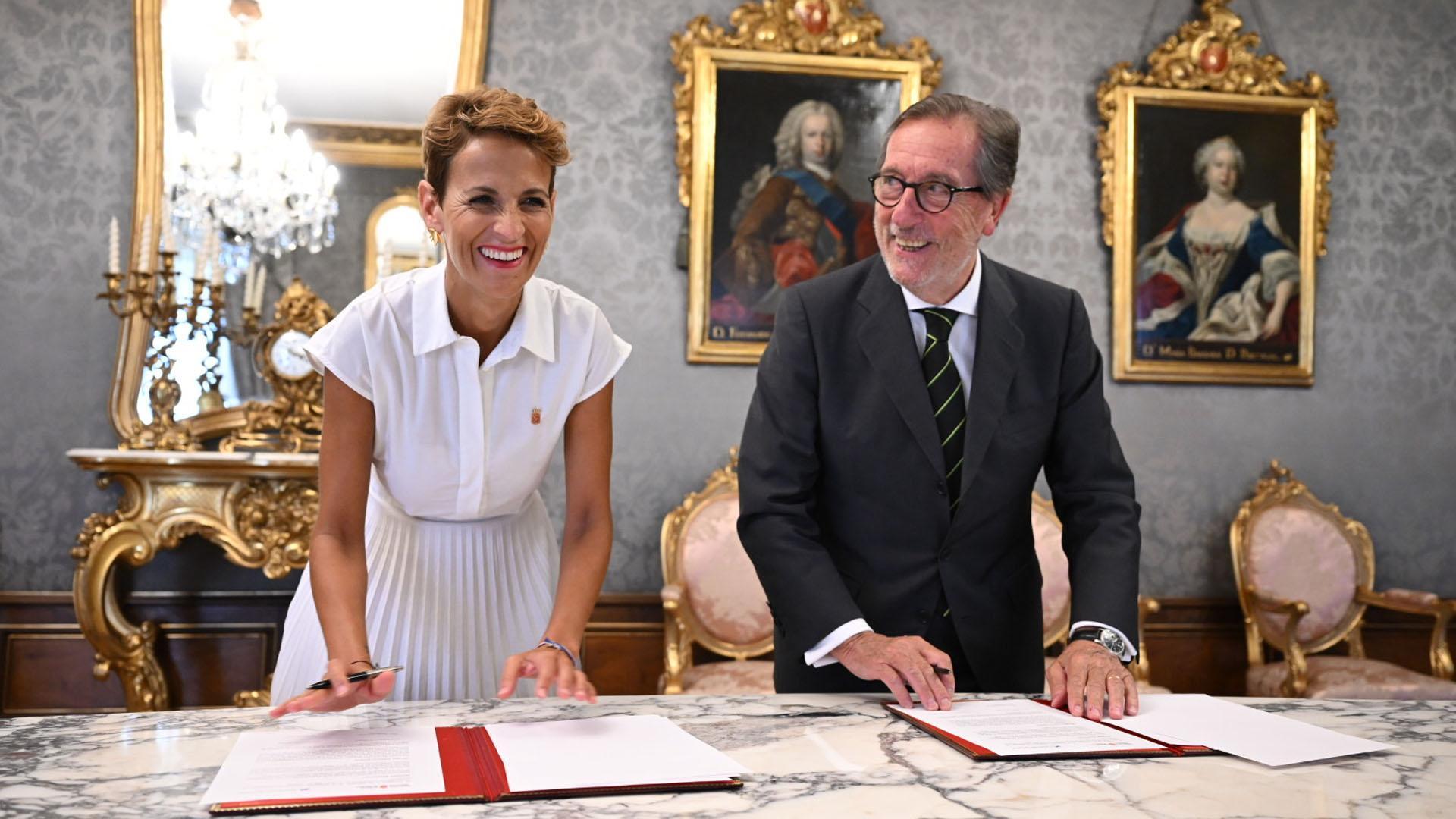 La Presidenta de Navarra, María Chivite, y el director general de la Fundación "la Caixa", Antonio Vila, firman el convenio