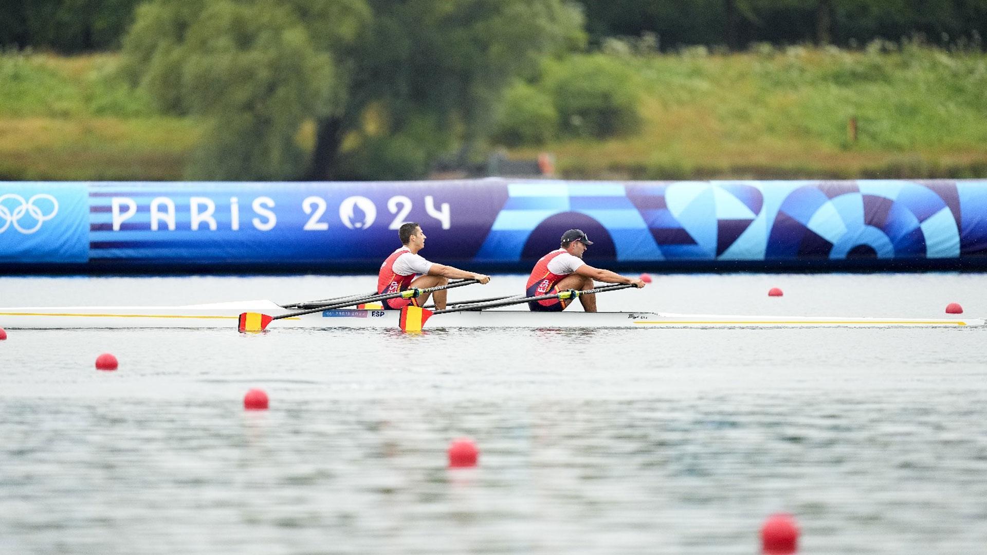 Los españoles Aleix García i Pujolar y Rodrigo Conde Romero compiten en su serie de la competición de scull doble masculino de los Juegos Olímpicos de París 2024