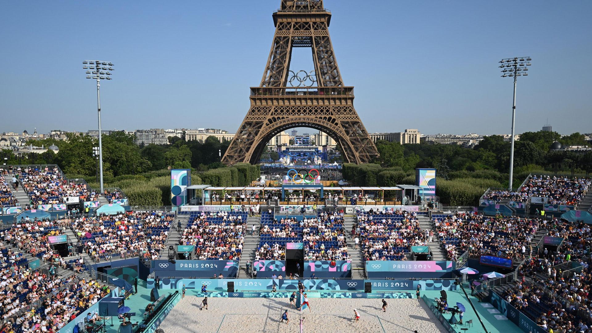 La competición de voley playa se disputa en unas instalaciones instaladas a los pies de la torre Eiffel