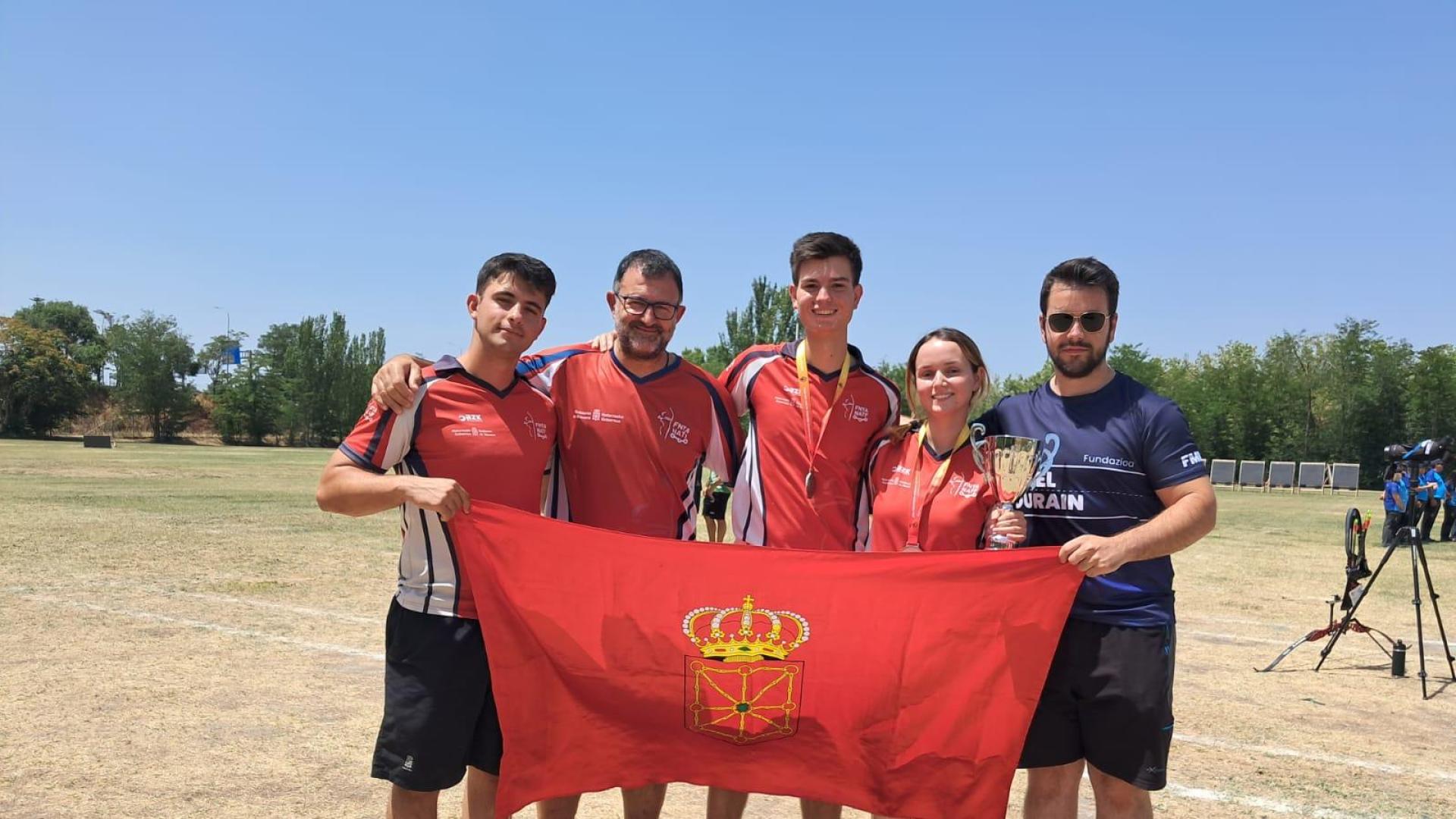 En el centro, Jorge Dabán y Sandra López junto aTxemari Zuza, Javier Carrillo y Jon Urriza, miembros del equipo navarro de arco recurvo.