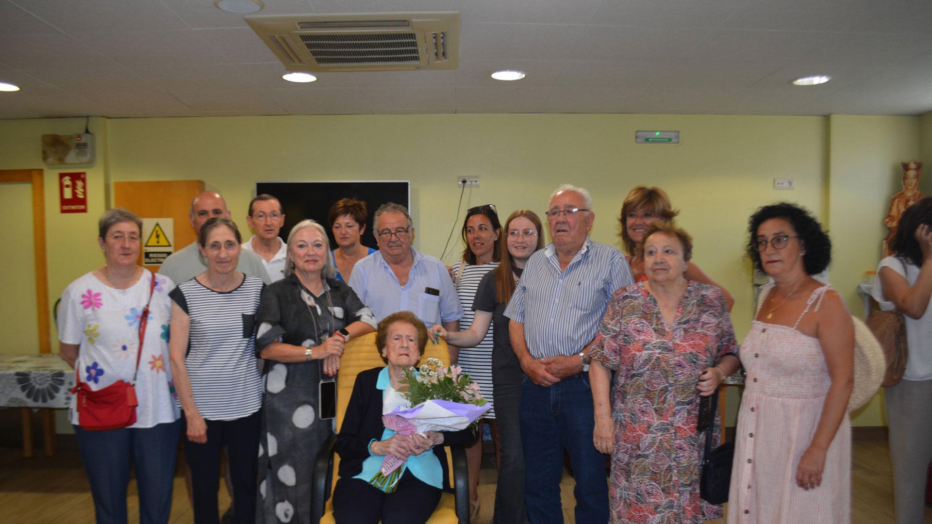 Adoración Martínez de Falcón Sáinz celebró su centenario arropada por sus familiares.