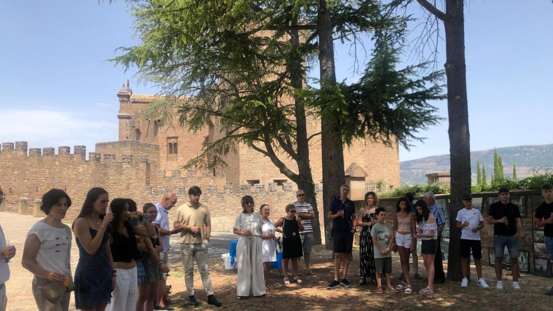 Encuentro de vecinos de Javier en las proximidades del castillo para evocar el traslado de su pueblo a una nueva ubicación en 1964