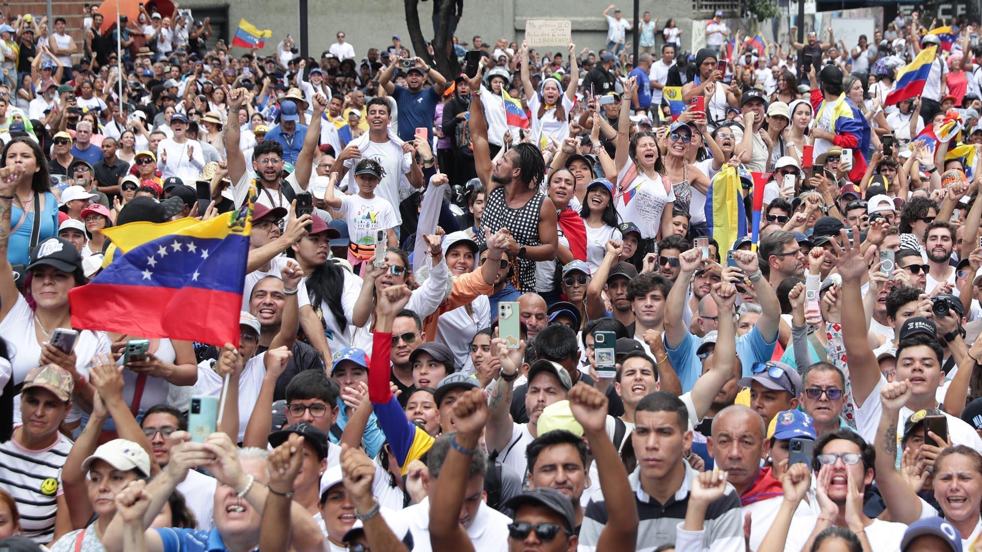 Ciudadanos asisten a una manifestación de apoyo al candidato a la presidencia de Venezuela Edmundo González Urrutia este martes, en Caracas
