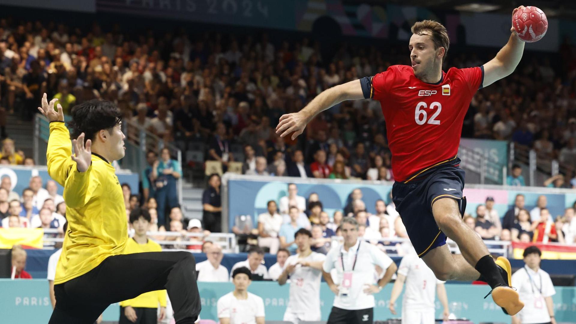 Kauldi Odriozola intenta batir ante el portero japonés Daisuke Okamoto