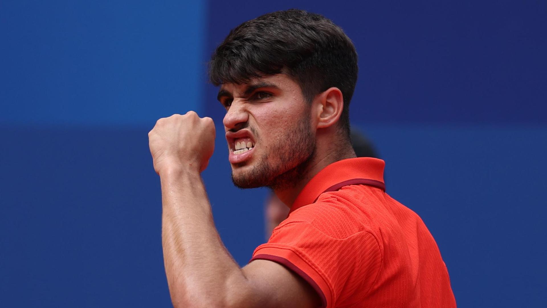 Carlos Alcaraz celebra un punto en el partido de octavos de final del torneo de tenis individual de los Juegos Olímpicos