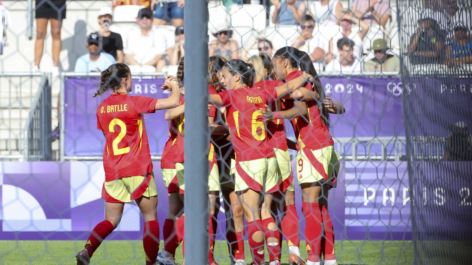Las jugadoras españolas celebran el gol anotado por Athenea