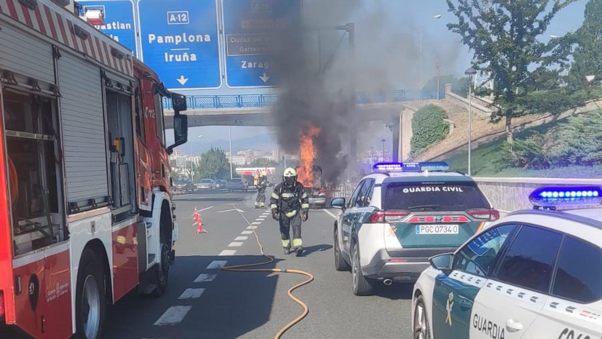 Efectivos de bomberos y de Guardia Civil, en el lugar del siniestro
