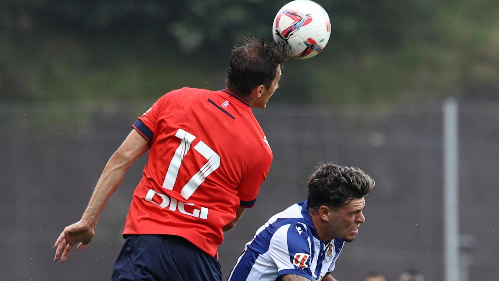 Pugna aérea de Budimir en el partido amistoso Real Sociedad-Osasuna