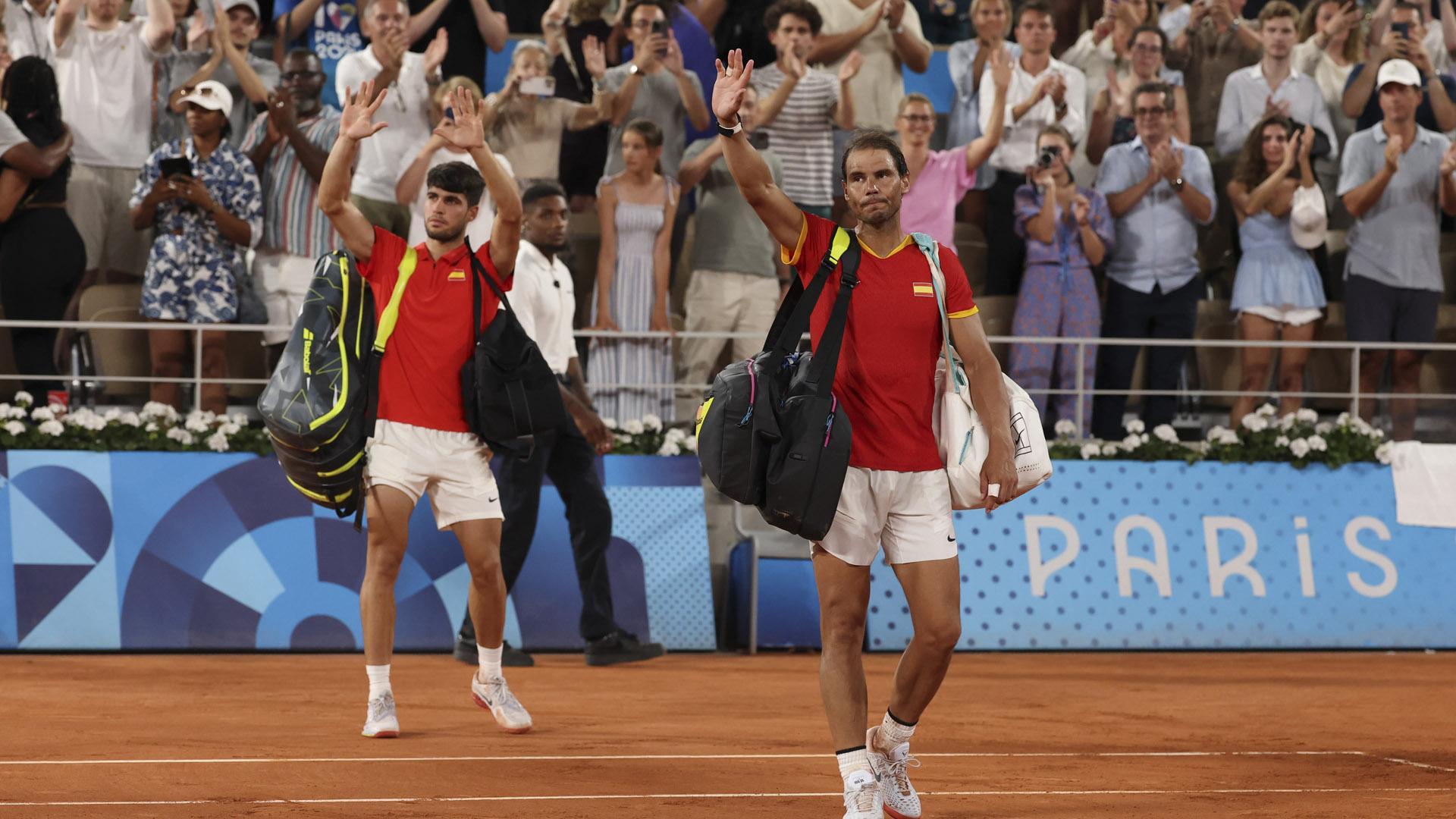 Los tenistas españoles Carlos Alcaraz y Rafa Nadal saludan tras perder ante los estadounidenses Austin Krajicek y Rajee Ram en los cuartos de final de dobles masculinos de tenis de los Juegos Olímpicos de París 2024