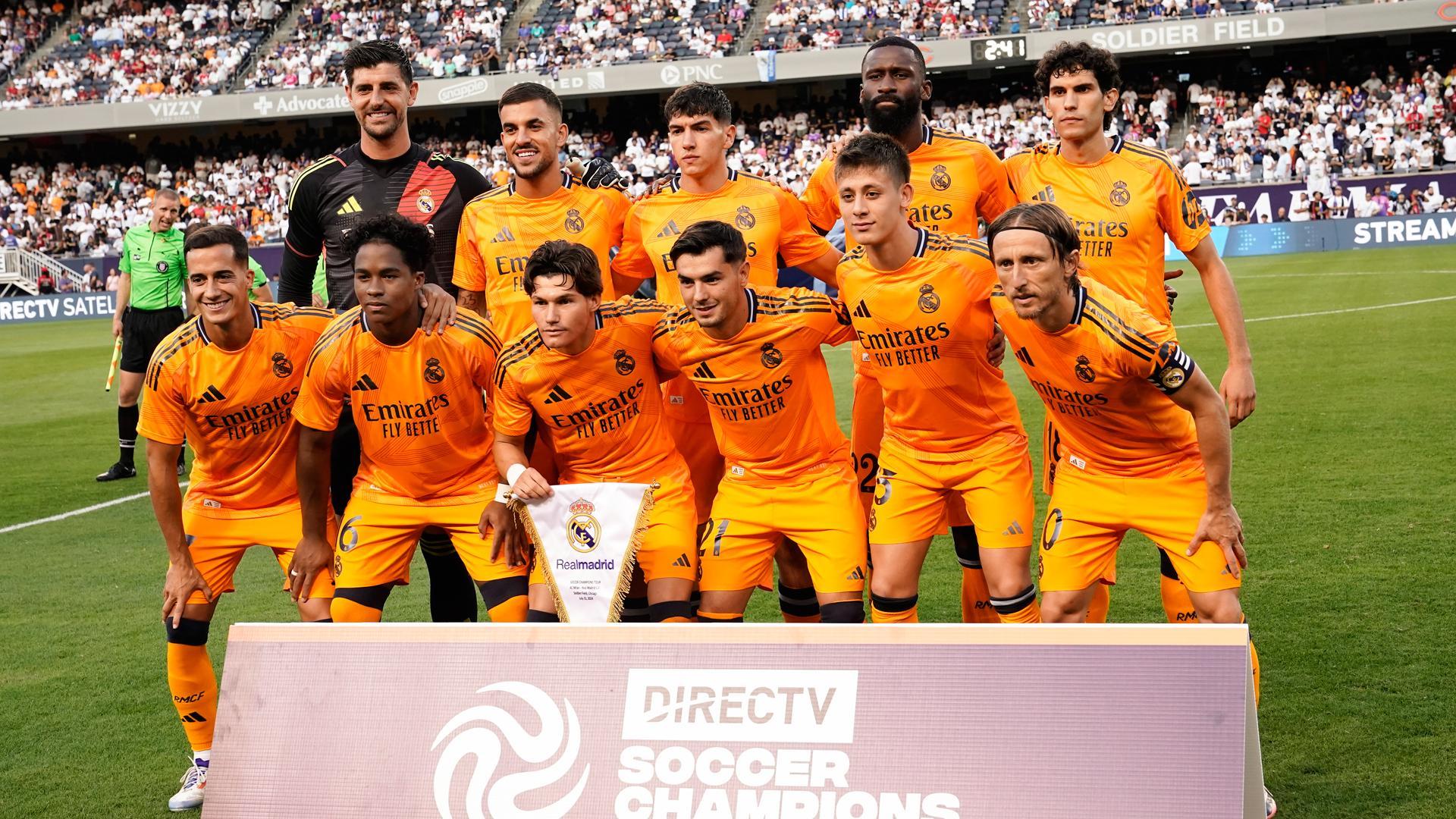 Jugadores del Real Madrid posan este miércoles, antes de un partido amistoso entre Real Madrid y AC Milan, en el estadio Soldier Field de Chicago
