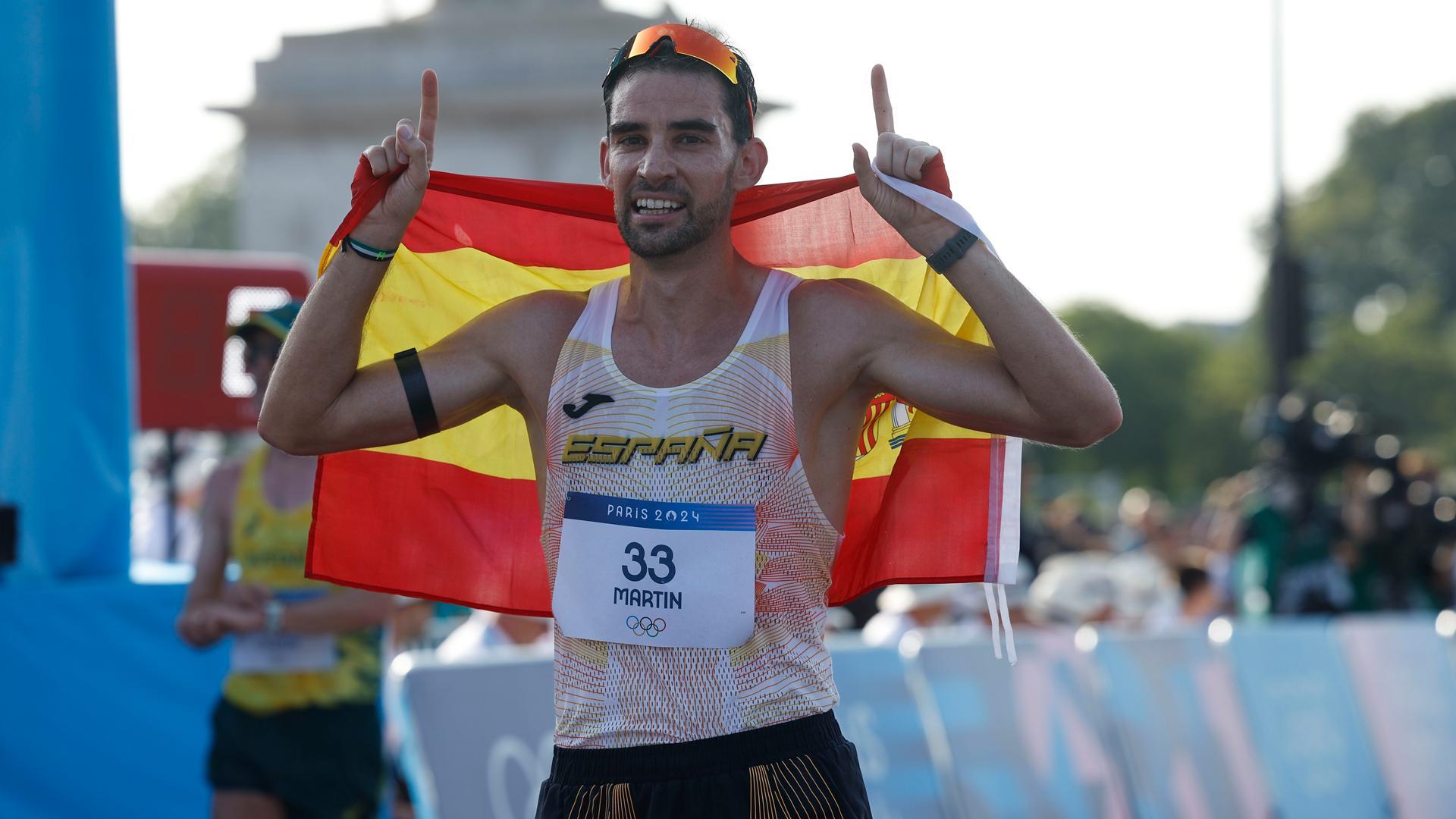 El atleta español Martín Álvaro celebra su medalla de bronce al finalizar la prueba de los 20km marcha masculinos de los Juegos Olímpicos de París 2024