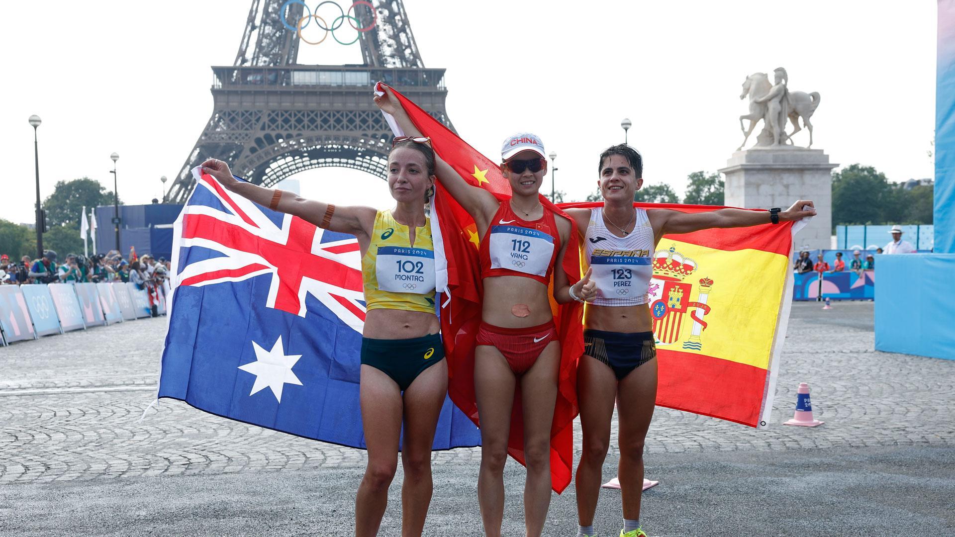 La china Jiayu Yang (C) posa junto a la segunda clasificada, la española María Pérez (d), y a la neozelandesa Jemima Montag (i), tercera, tras cruza la línea de meta
