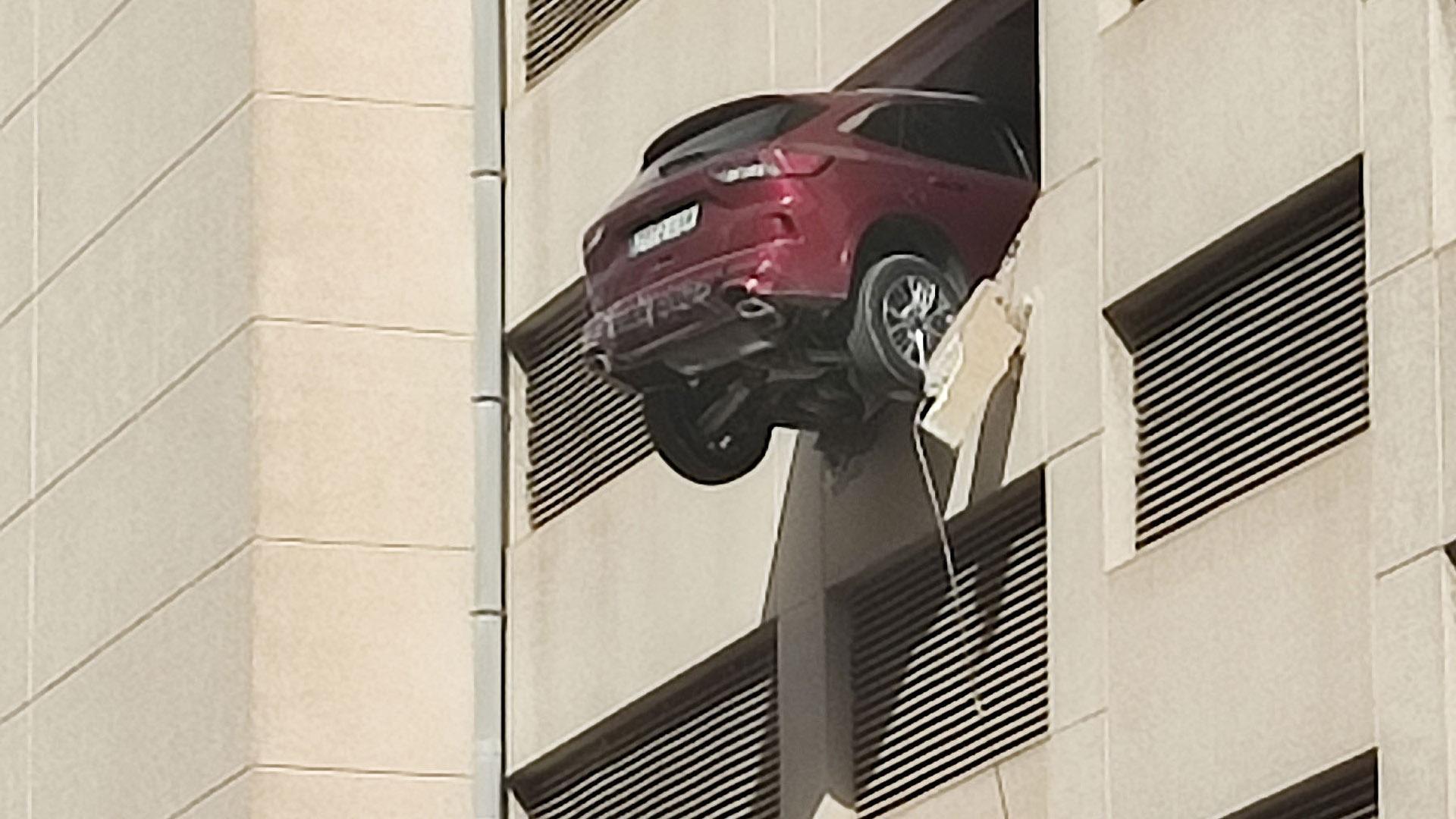 El coche ha quedado prácticamente suspendido en el aire