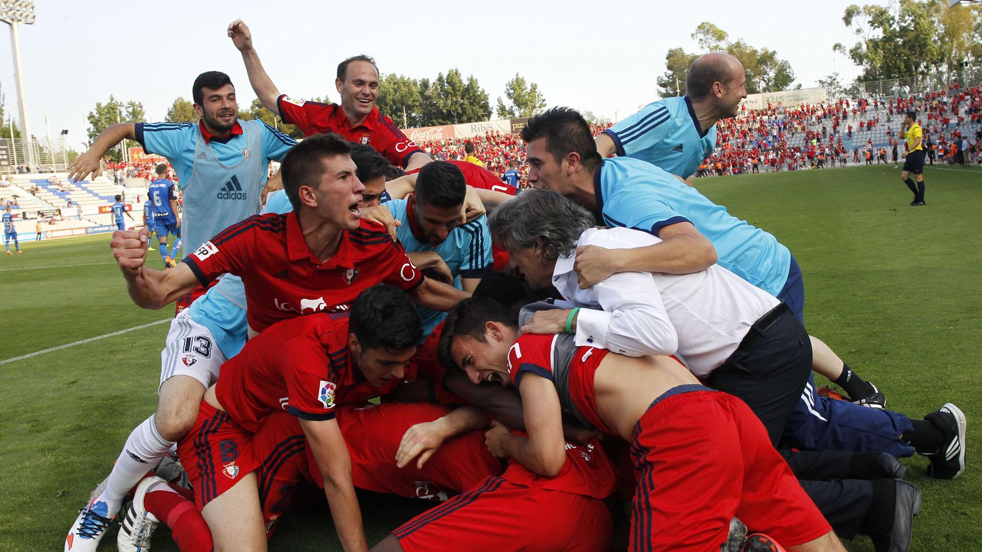 El 7-6-2015: el milagro de Sabadell. David marcó el primer gol de Osasuna (2-1) y después llegaría el de Javier Flaño -debajo de la piña de jugadores y Enrique Martín en la foto- que evitaba el descenso a Segunda B