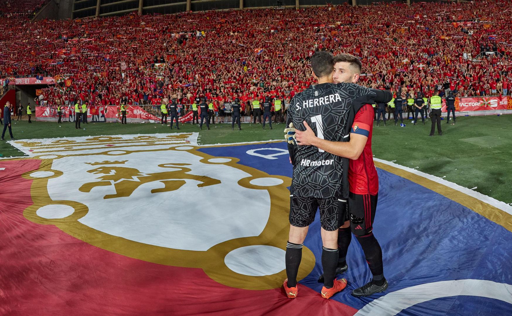 El 6-5-2023, David García se abraza a Sergio Herrera en la final de Copa del Rey