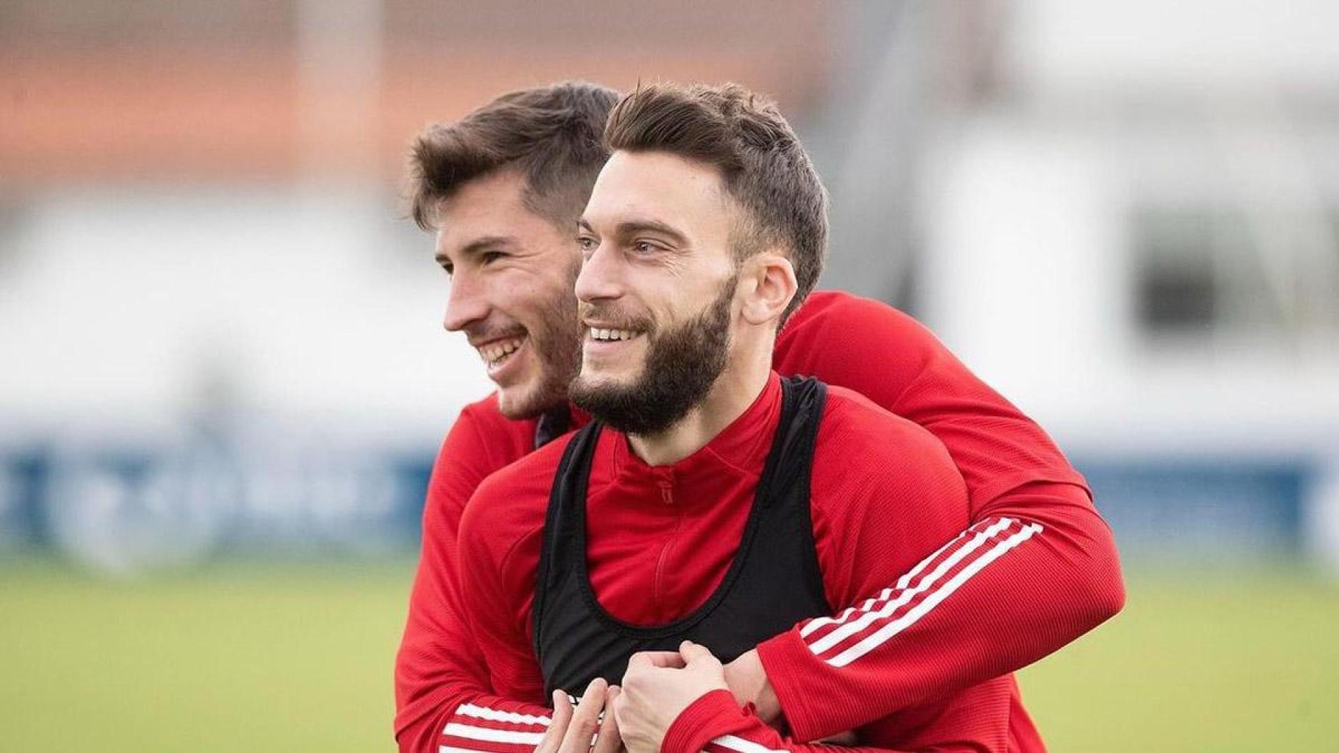 Abrazo de David García a Roberto Torres, ambos capitanes rojillos
