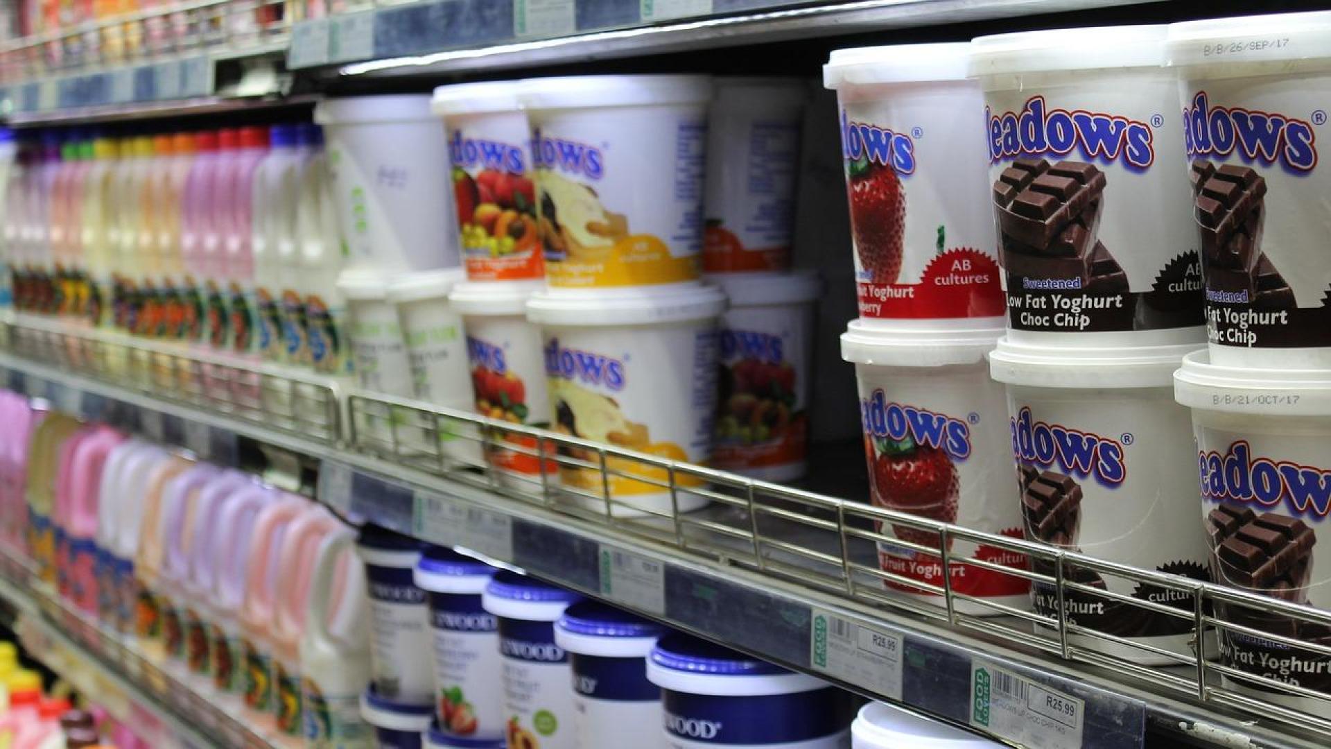 La leche pasteurizada y el yogur natural sin azúcar se encuentran entre los productos procesados saludables