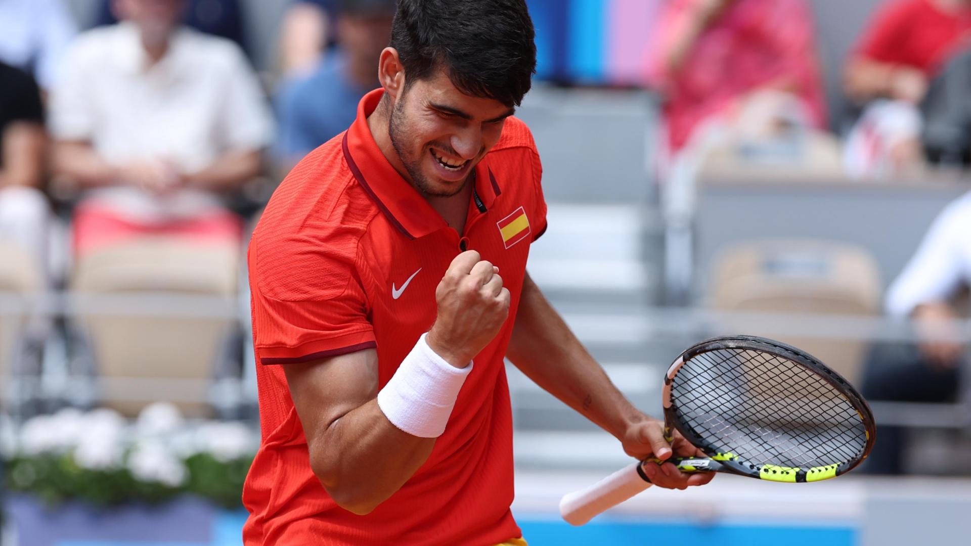 Carlos Alcaraz celebra un punto ganado ante el canadiense Felix Auger-Aliassime durante su partido de semifinales de los juegos olímpicos de París 2024
