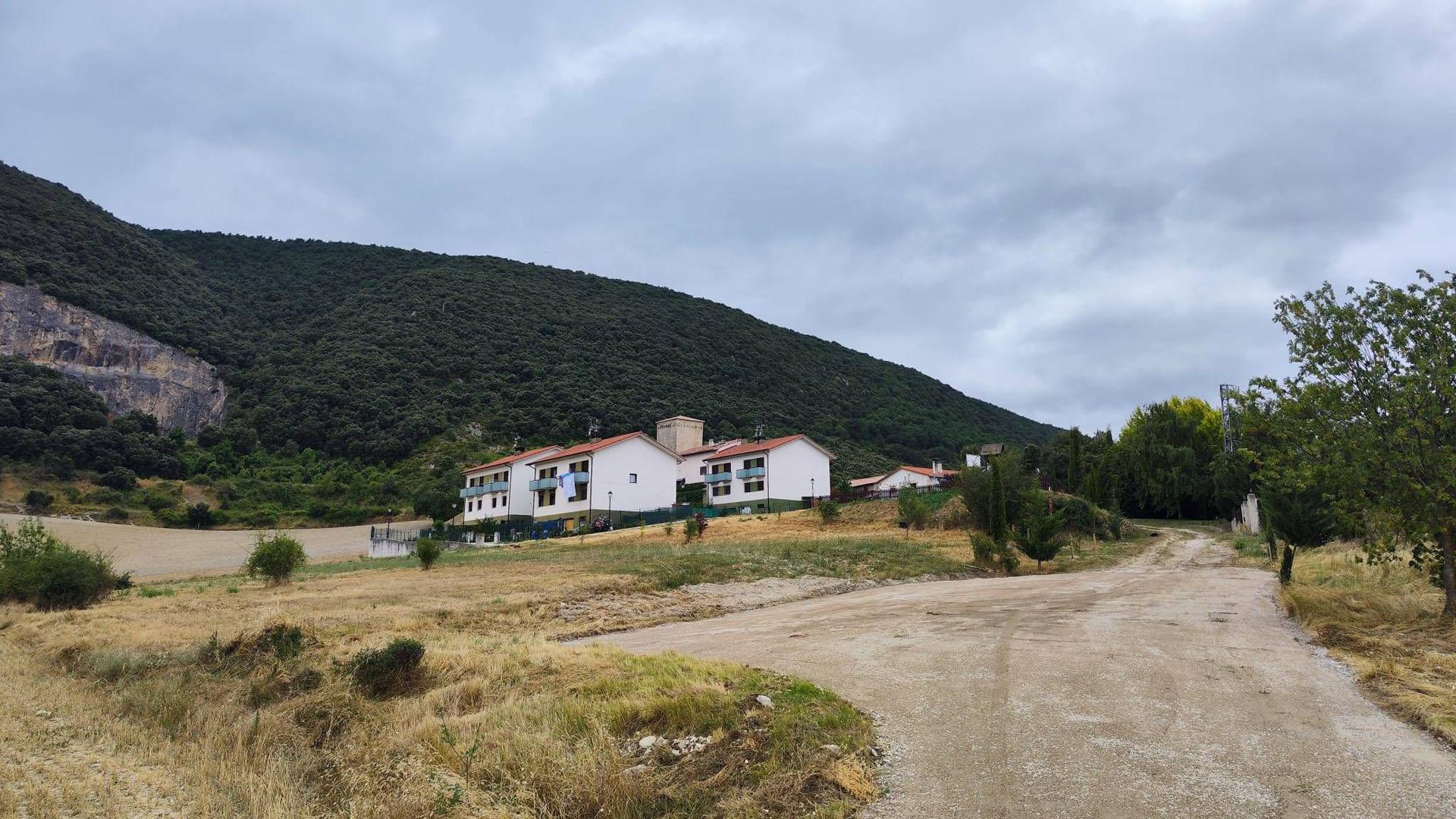 En primer plano la zona que el Ayuntamiento de Noáin (Valle de Elorz) va a habilitar como aparcamiento