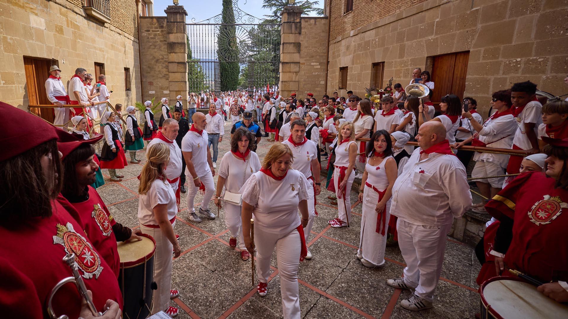 La alcaldesa, Marta Ruiz de Alda, accede a la basílica del Puy entre el pasillo de sus compañeros