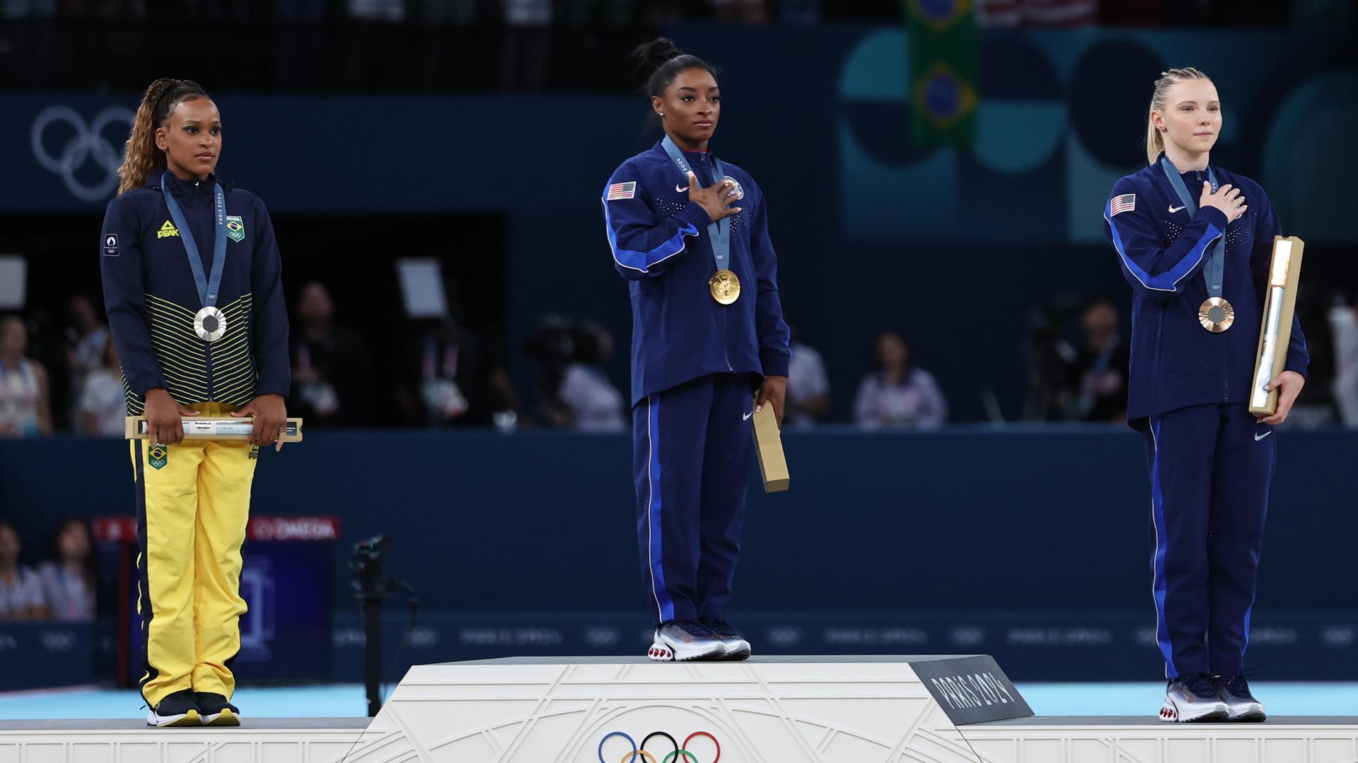 La estadounidense Simone Biles (c), medalla de oro; la brasileña Rebeca Andrade (i), medalla de plata y la estadounidense Jade Carey, bronce, en el podio con las medallas conseguidas tras la final femenina de salto de potro durante los Juegos Olímpicos de París 2024 , en el Bercy Arena de la capital francesa