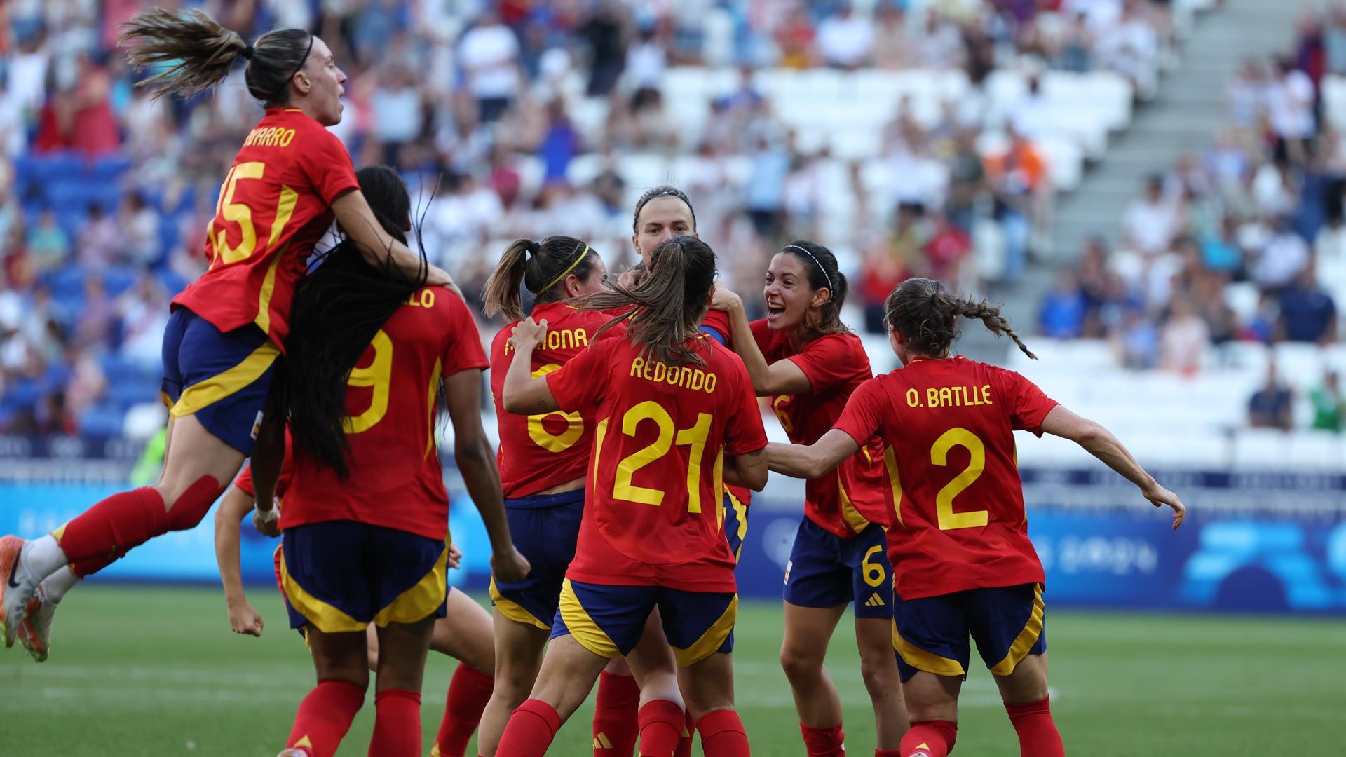 La defensora de España Irene Paredes celebra su gol con su compañeras de equipo durante el partido de cuartos de final de fútbol femenino de los Juegos Olímpicos de París 2024, disputado en el Estadio de Lyon