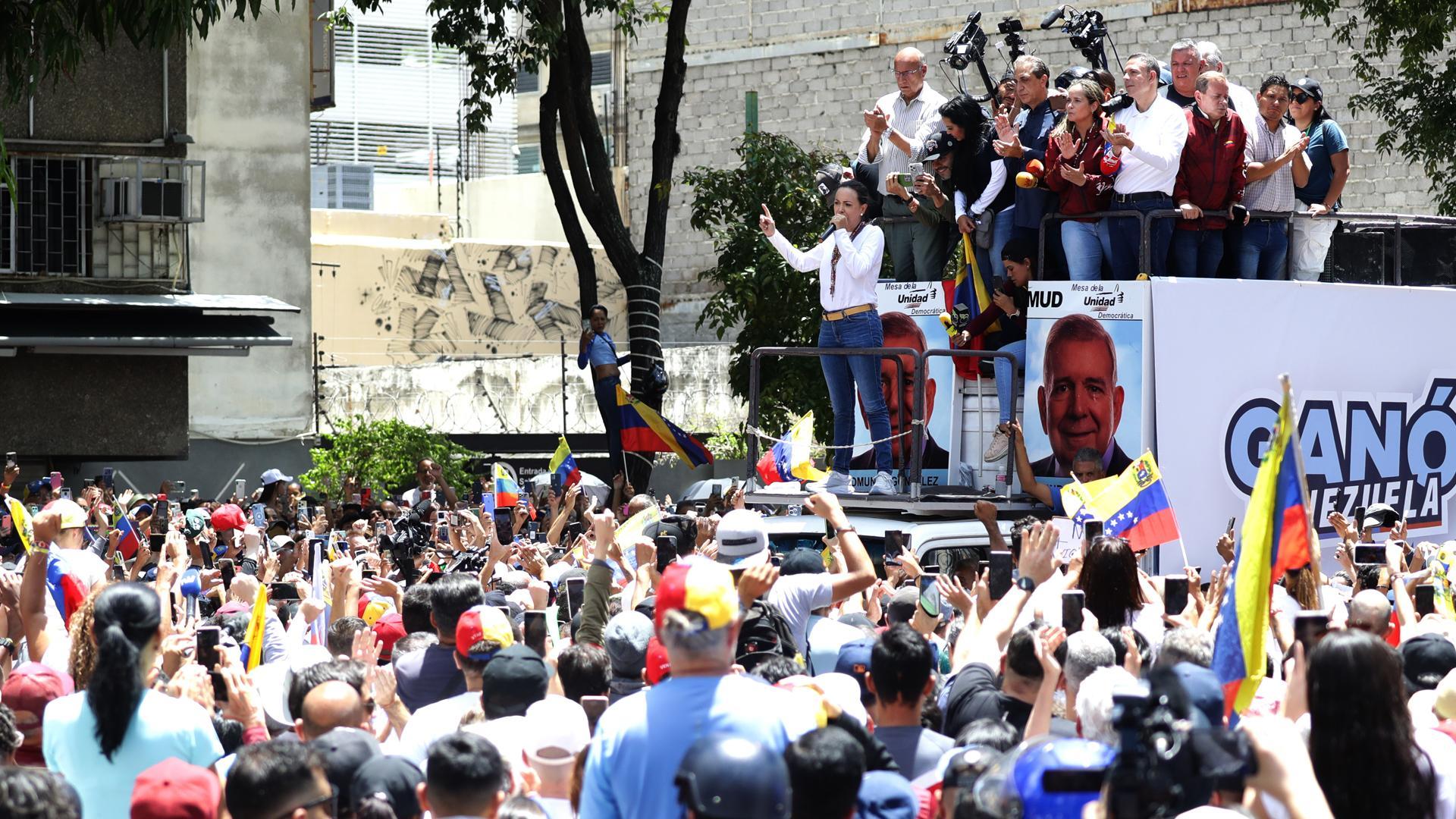 La líder opositora de Venezuela María Corina Machado habla durante una protesta en rechazo a los resultados oficiales de las elecciones presidenciales