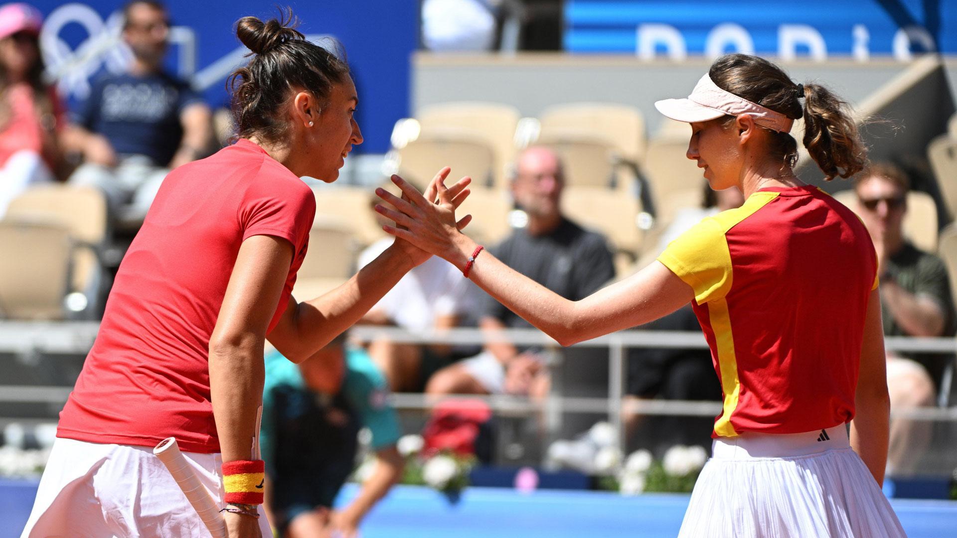 Las tenistas españolas Cristina Bucsa y Sara Sorribes han ganado la medalla de bronce al vencer a las checas Karolina Muchova y Linda Noskova en la semifinal de dobles femenino de los Juegos Olímpicos de París 2024
