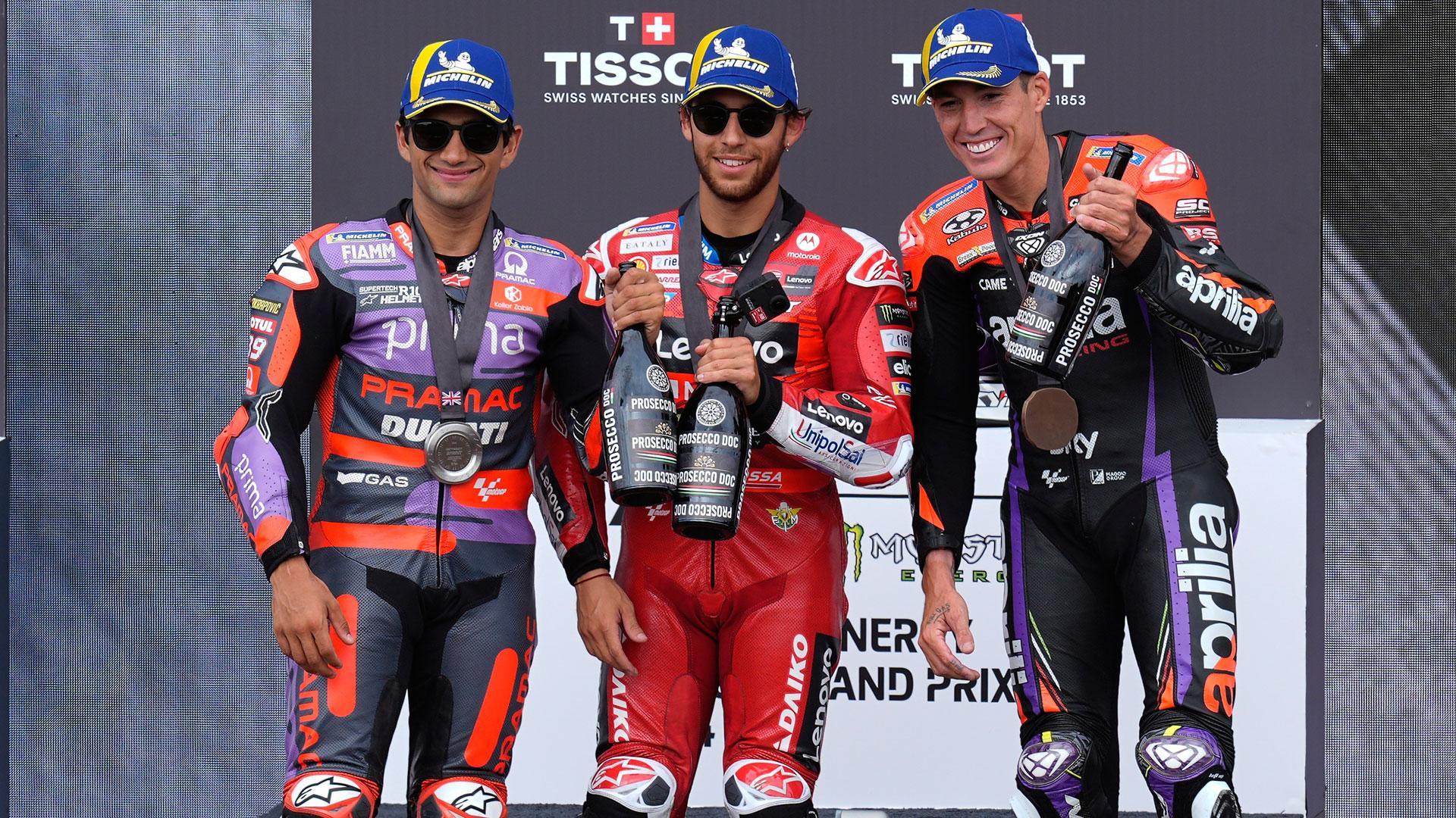 Los pilotos Jorge Martín, Enea Bastianiniy Aleix Espargaró, en el podio del Gran Premio de Gran Bretaña en Silverstone
