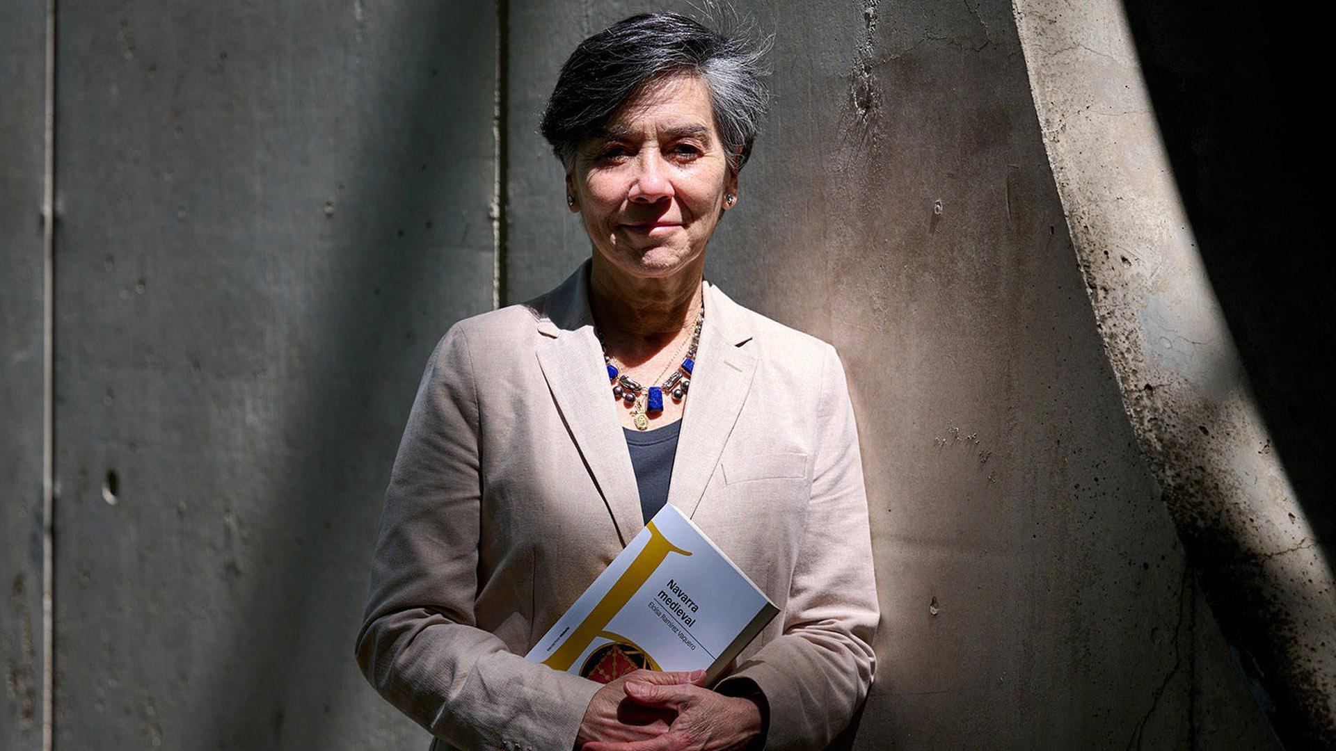 La catedrática de la UPNA Eloísa Ramírez Vaquero, con su libro