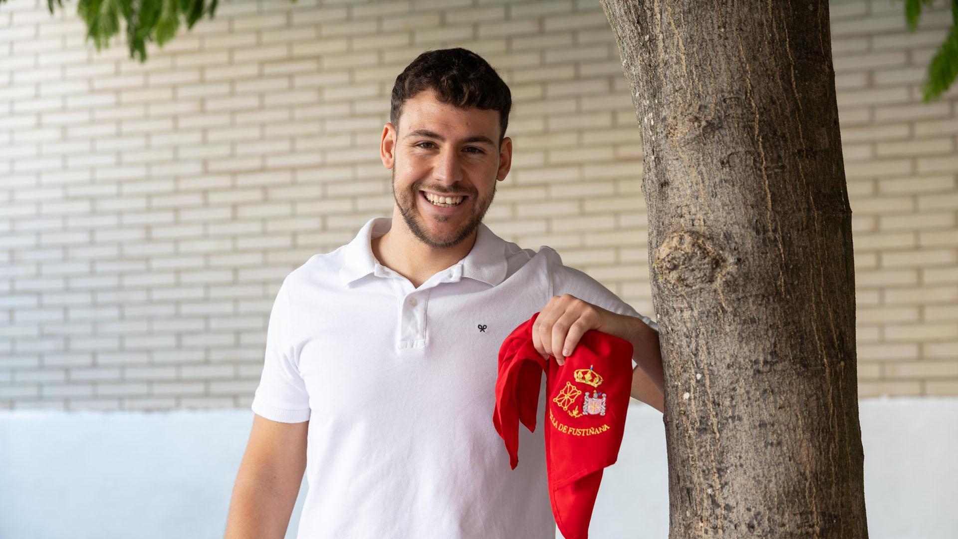 El concejal de Festejos, Juventud y Deportes posa con el pañuelo festivo de Fustiñana