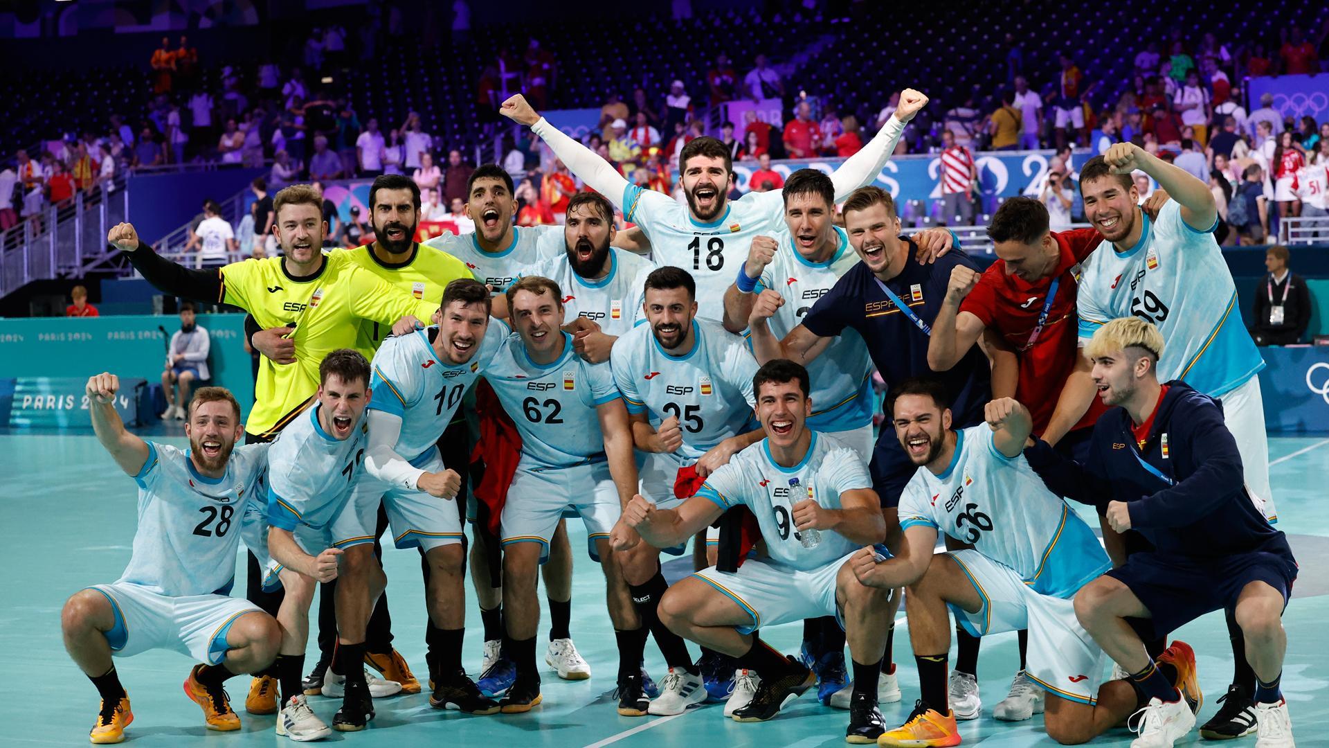 Los jugadores españoles celebran la victoria ante Croacia durante el partido de ronda preliminar de balonmano masculino, entre España y Croacia, en los Juegos Olímpicos París 2024