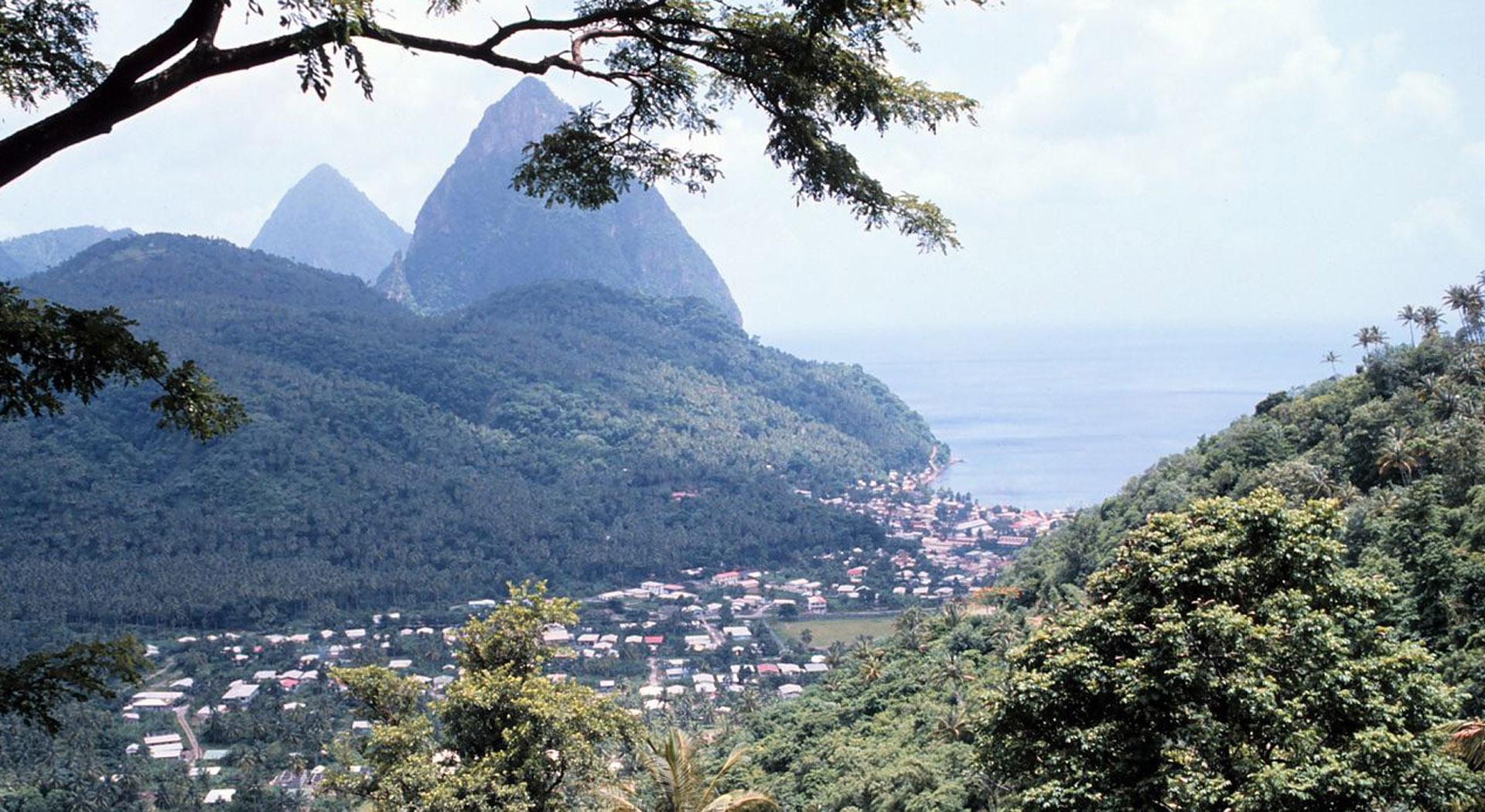 Las montañas Pitons desde Soufrière, en Santa Lucía