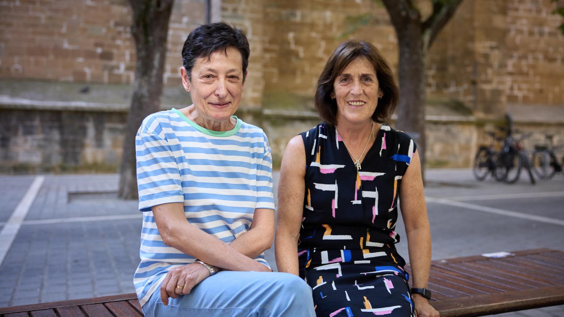 María Magdalena Matute y Asun Silanes en la plaza San José, donde se encontraba la antigua Escuela de Magisterio.