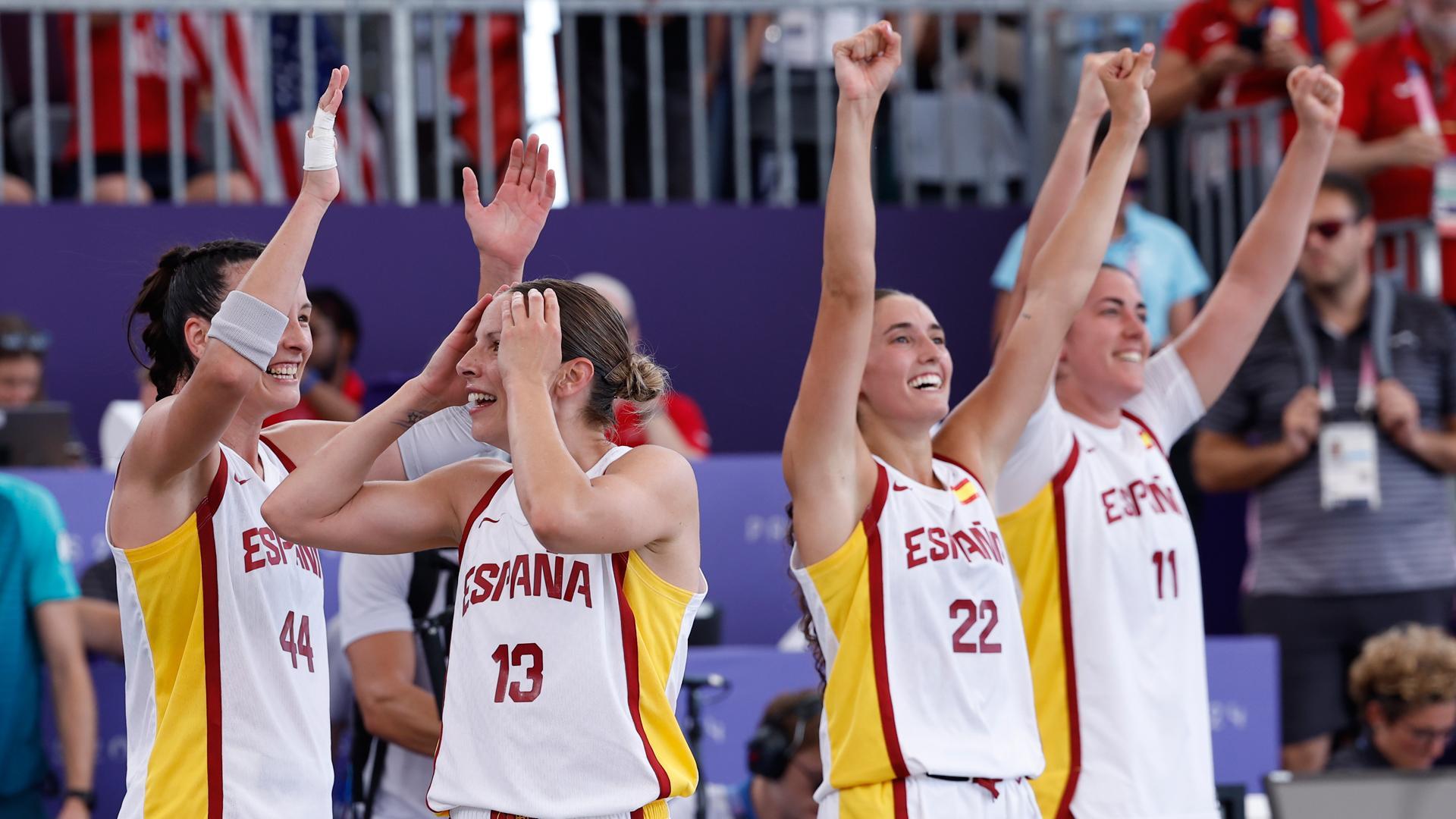 Las jugadoras españolas celebran la victoria ante Estados Unidos tras la semifinal femenina de baloncesto 3x3