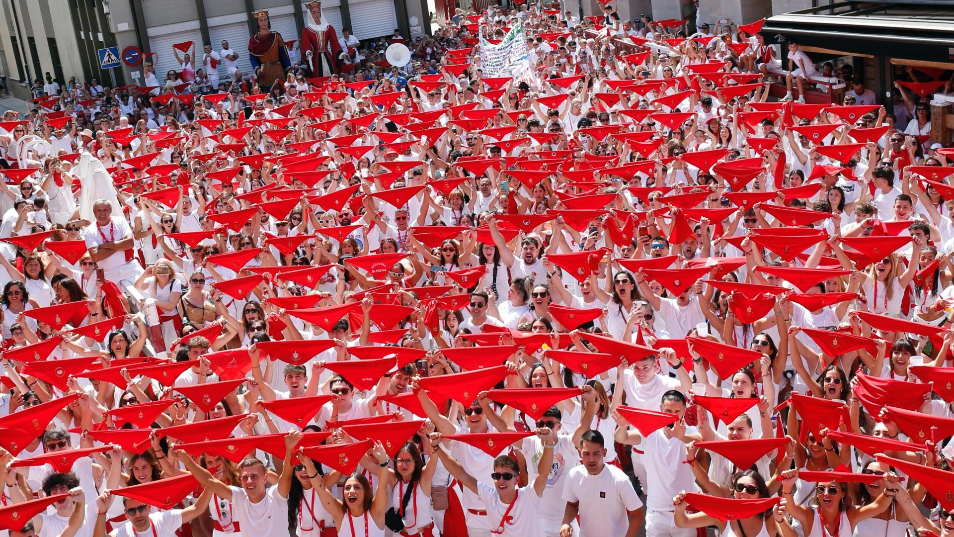 Los presentes en la plaza de los Fueros levantaron sus pañuelos rojos instantes antes de que el cohete estallara en el cielo de la villa