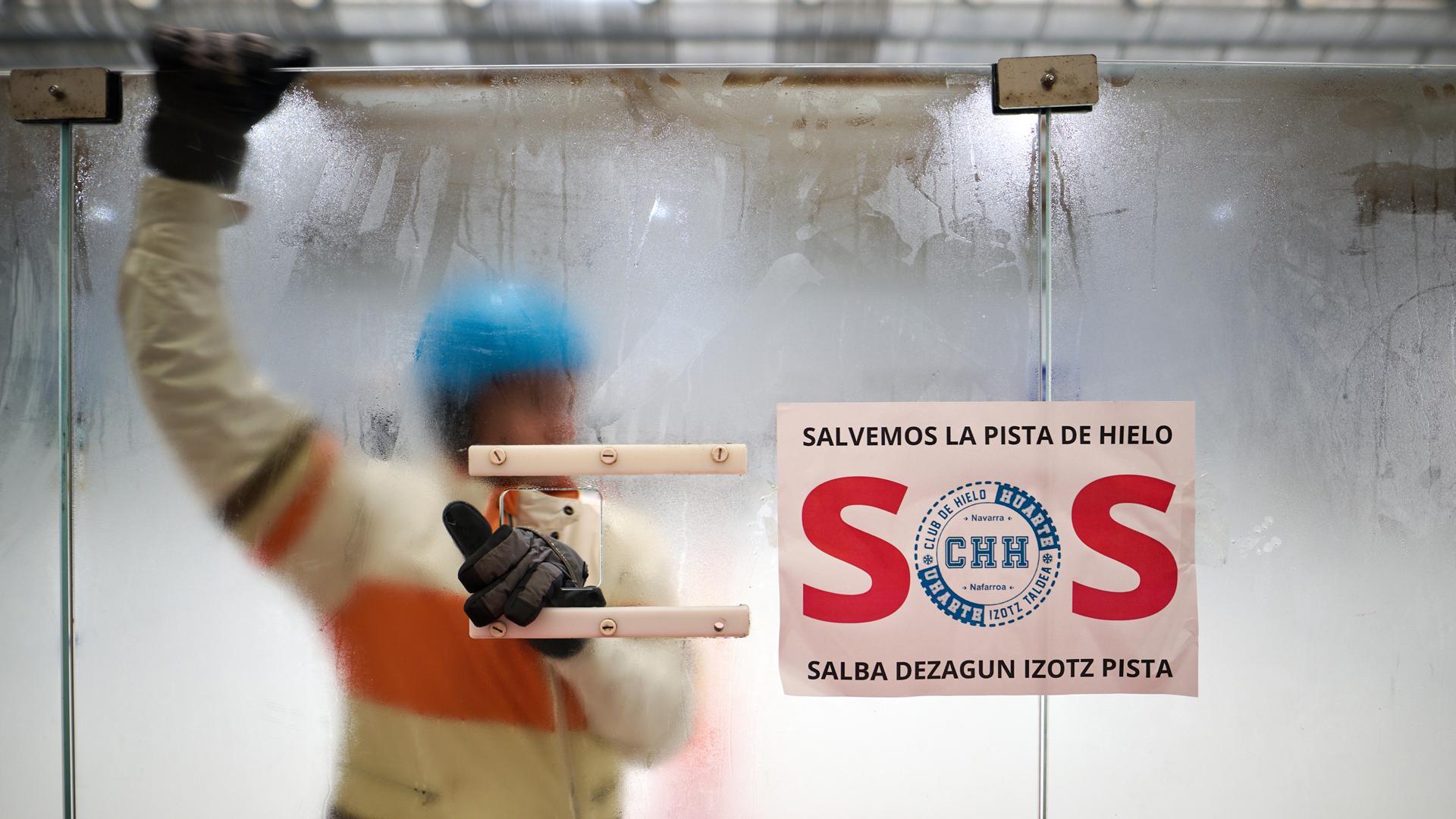 Un patinador junto a uno de los carteles alertando del cierre