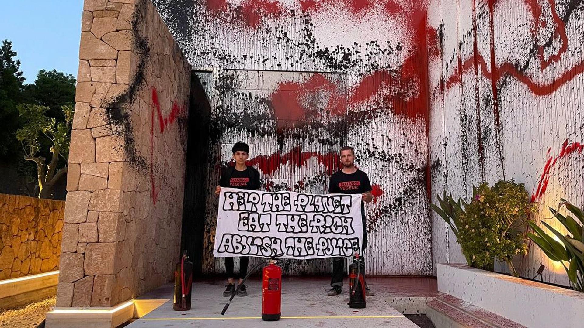 Activistas medioambientales de Futuro Vegetal han vandalizado este martes con pintura roja y negra la fachada de la mansión de Leo Messi en la isla española de Ibiza para denunciar la "responsabilidad de los ricos" en la crisis climática