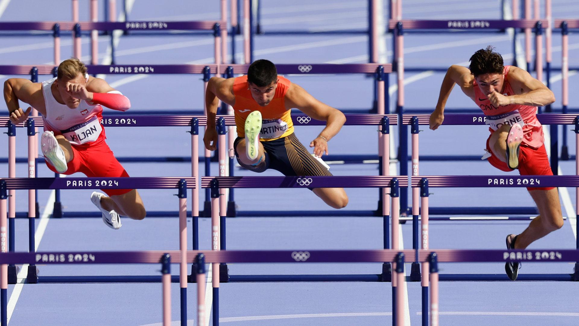 El atleta navarro Asier Martínez, en la repesca de los 110m vallas masculinos, este lunes, en los Juegos Olímpicos de París 2024