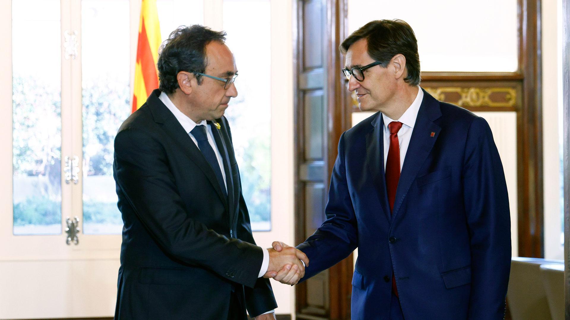 El presidente del Parlament, Josep Rull (i), se ha reunido con el primer secretario del PSC, Salvador Illa (d), en el marco de la ronda de consultas con los líderes parlamentarios previa al debate de investidura de Illa como nuevo presidente catalán
